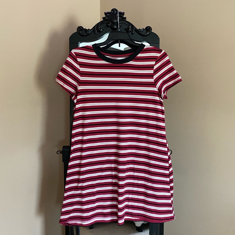 Cute red and pink tee shirt dress!! Never worn ❤️